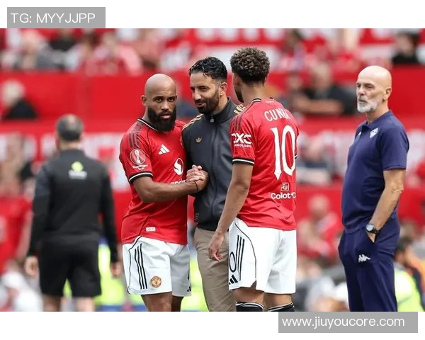 阿莫林战术调整曼联频繁长传避免后场失误引发关注